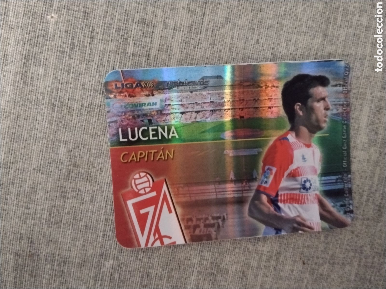 Fu&szlig;ball-Sticker: MUNDICROMO QUIZ GAME LIGA 2013 - METALCARD CAPITAN LUCENA - GRANADA CF (FONDO RAYAS VERTICALES )
