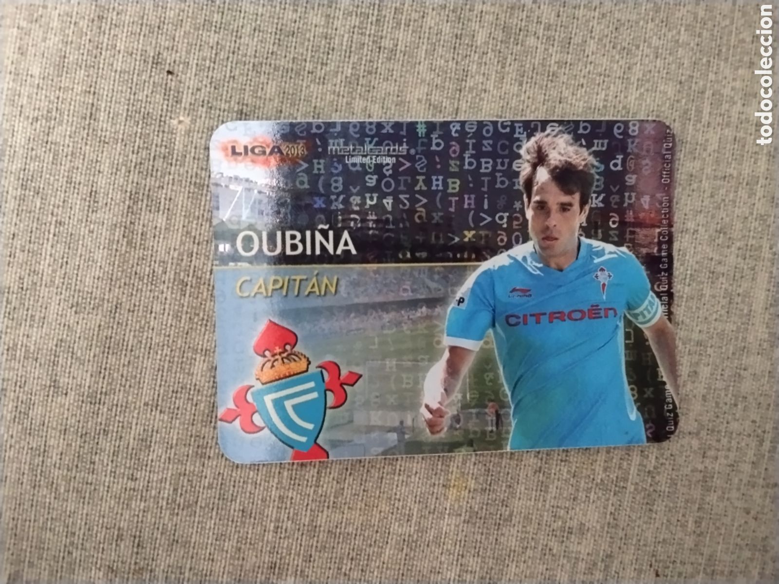 Fu&szlig;ball-Sticker: MUNDICROMO QUIZ GAME LIGA 2013 - METALCARD CAPITAN OUBI&Ntilde;A - RC CELTA DE VIGO ( FONDO LETRAS )