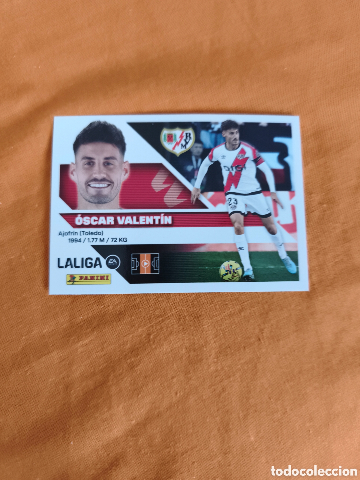 Cromos de f&uacute;tbol: CROMO N&Uacute;MERO 13 &Oacute;SCAR VALENT&Iacute;N RAYO VALLECANO. LIGA ESTE 26/27. PANINI.