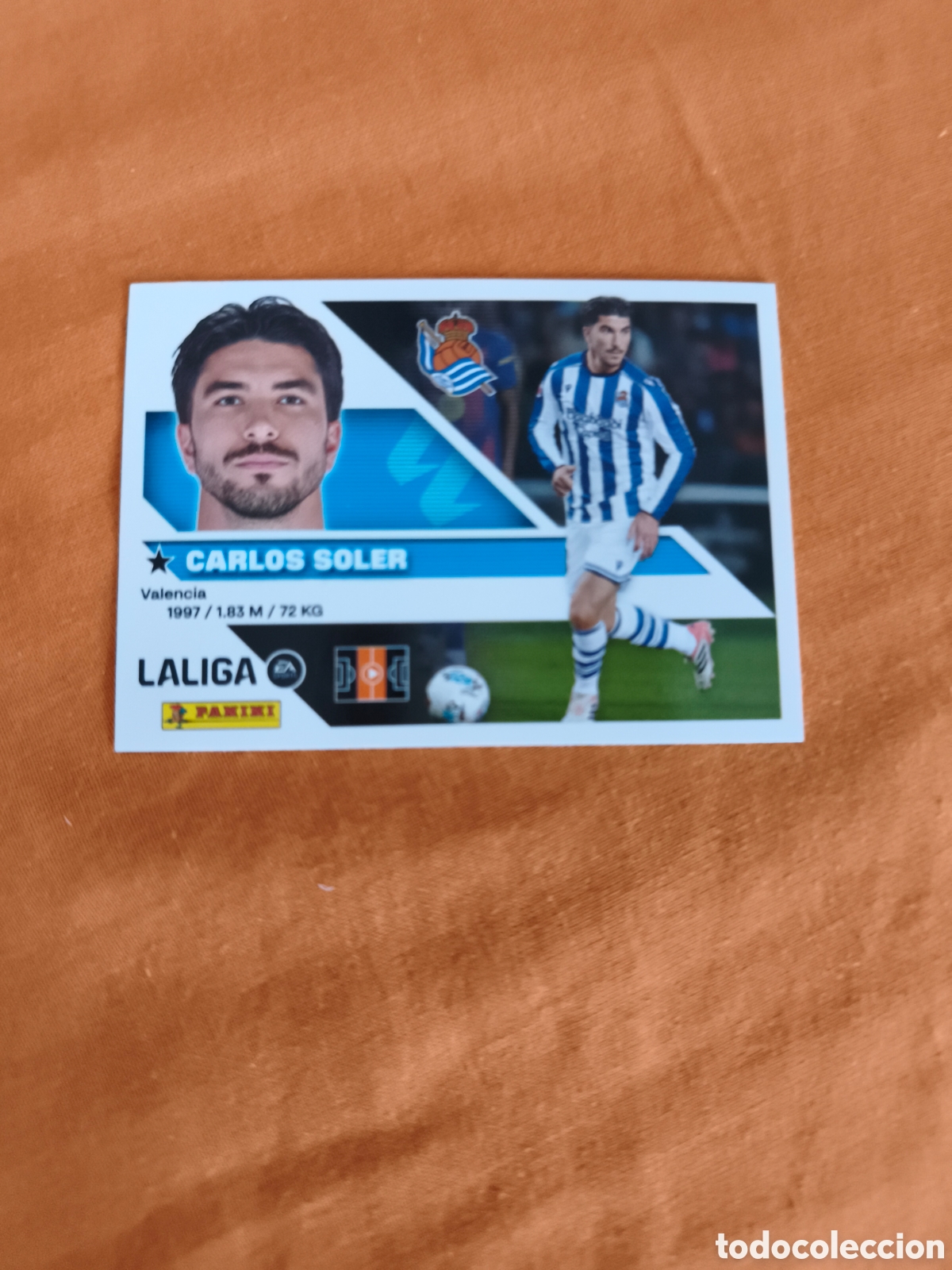 Cromos de f&uacute;tbol: CROMO N&Uacute;MERO 14 CARLOS SOLER REAL SOCIEDAD. LIGA ESTE 26/27. PANINI.