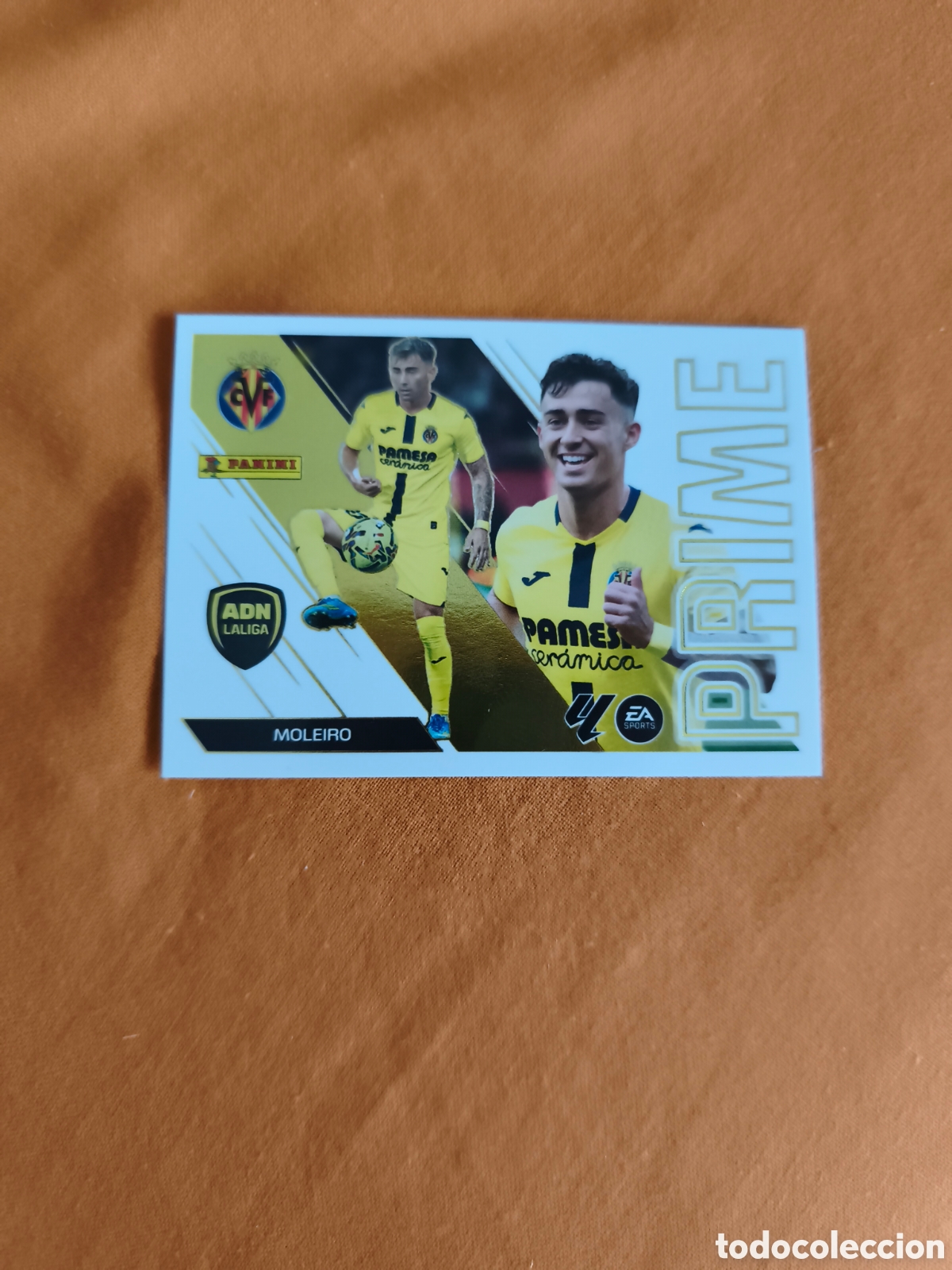 Cromos de f&uacute;tbol: CROMO N&Uacute;MERO 9 MOLEIRO VILLARREAL ADN LA LIGA PRIME. LIGA ESTE 26/27. PANINI.