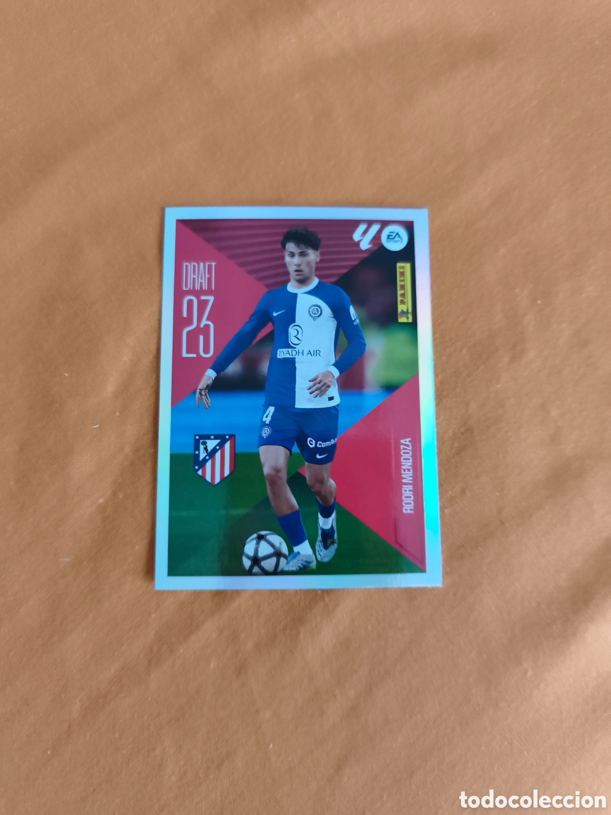 Cromos de f&uacute;tbol: CROMO N&Uacute;MERO 21 RODRI MENDOZA ATL&Eacute;TICO DE MADRID DRAF 23. LIGA ESTE 26/27. PANINI.