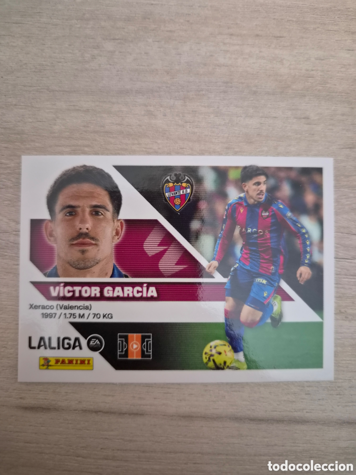 Cromos de f&uacute;tbol: N&deg;14A Levante V&iacute;ctor Garc&iacute;a Liga Este 26/27