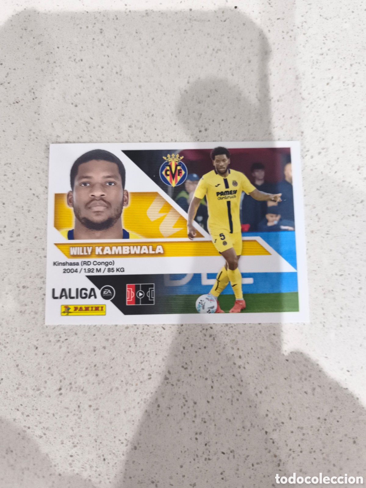 Cromos de f&uacute;tbol: CROMO N&Uacute;MERO 8A KAMBWALA VILLARREAL. LIGA ESTE 26/27. PANINI.