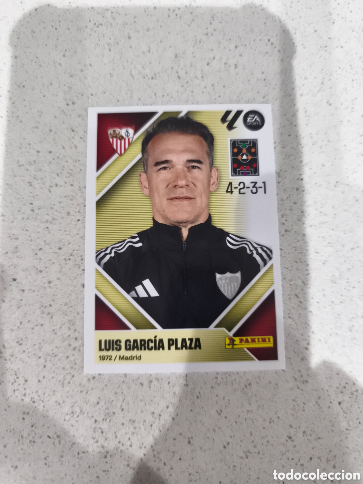 Cromos de f&uacute;tbol: CROMO N&Uacute;MERO 2 LUIS GARC&Iacute;A PLAZA SEVILLA. LIGA ESTE 26/27. PANINI.