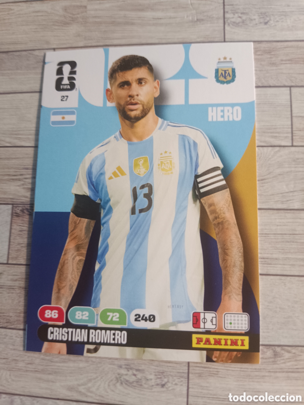 Cartes &agrave; collectionner de Football: 27 CRISTIAN ROMERO ARGENTINA HERO ADRENALYN XL MUNDIAL FIFA WORLD CUP 2026 PANINI