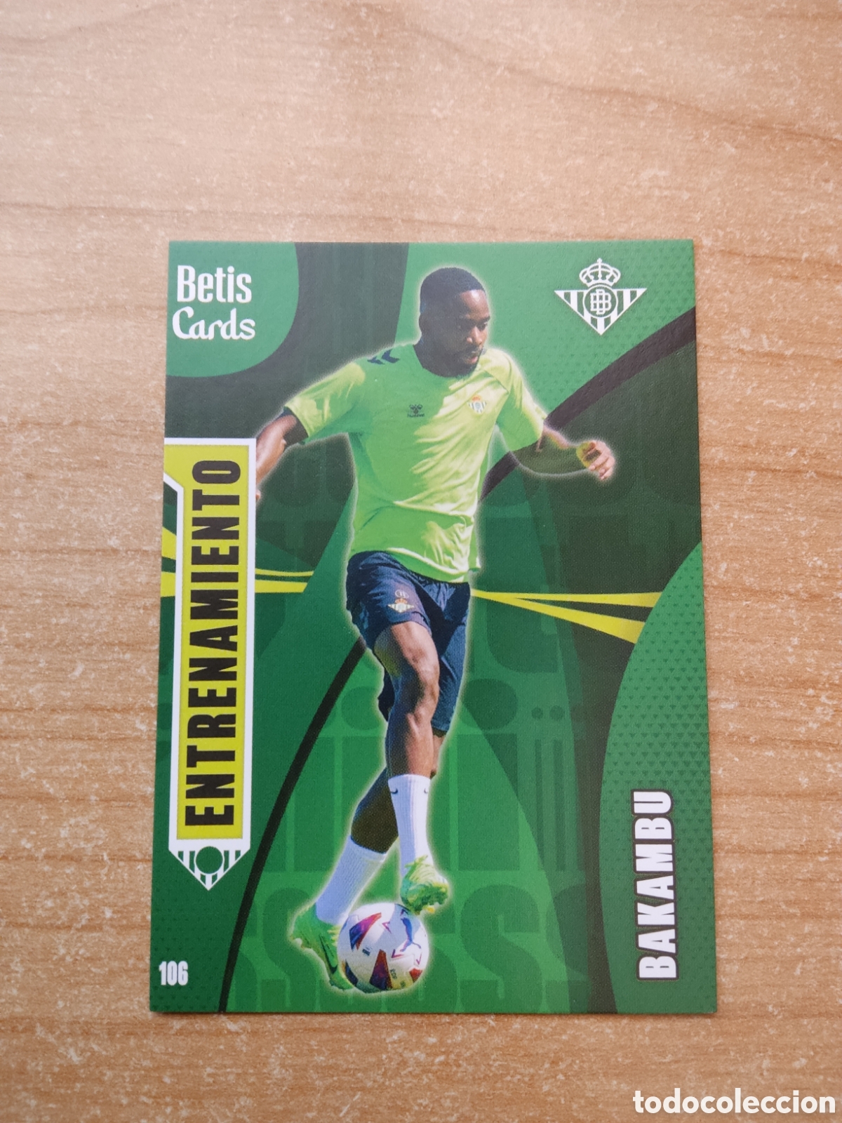 Figurine di Calcio: 106 BAKAMBU ENTRENAMIENTO REAL BETIS HOLY CARDS 2024 2025
