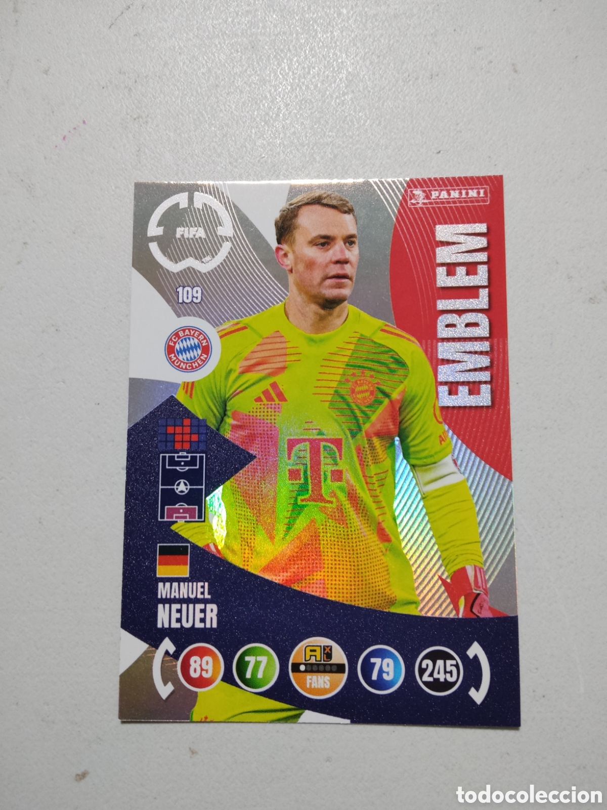 Cromos de f&uacute;tbol: 109 MANUEL NEUER EMBLEM BAYERN MUNICH MUNDIAL DE CLUBES ADRENALYN 2025