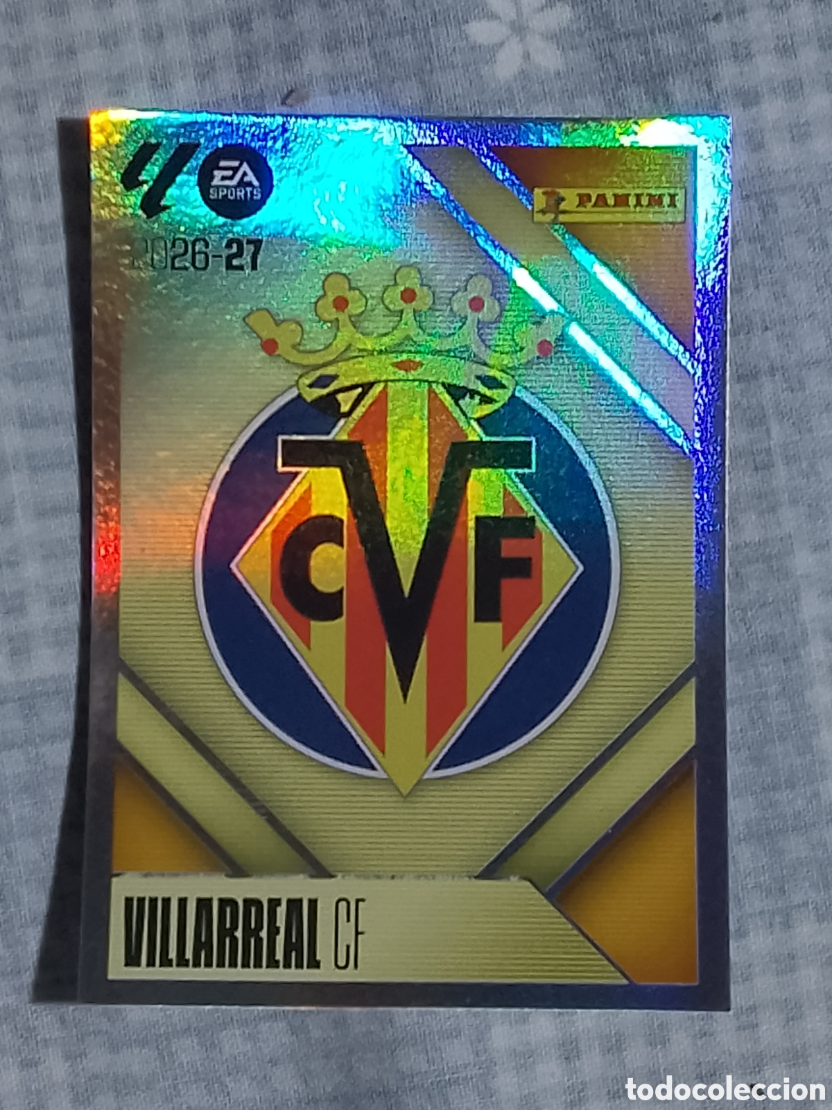 Cromos de f&uacute;tbol: VILLAREAL C.F. . LA LIGA 26 27 . CROMO N 1 PANINI ESTE 2026 2027 ESCUDO