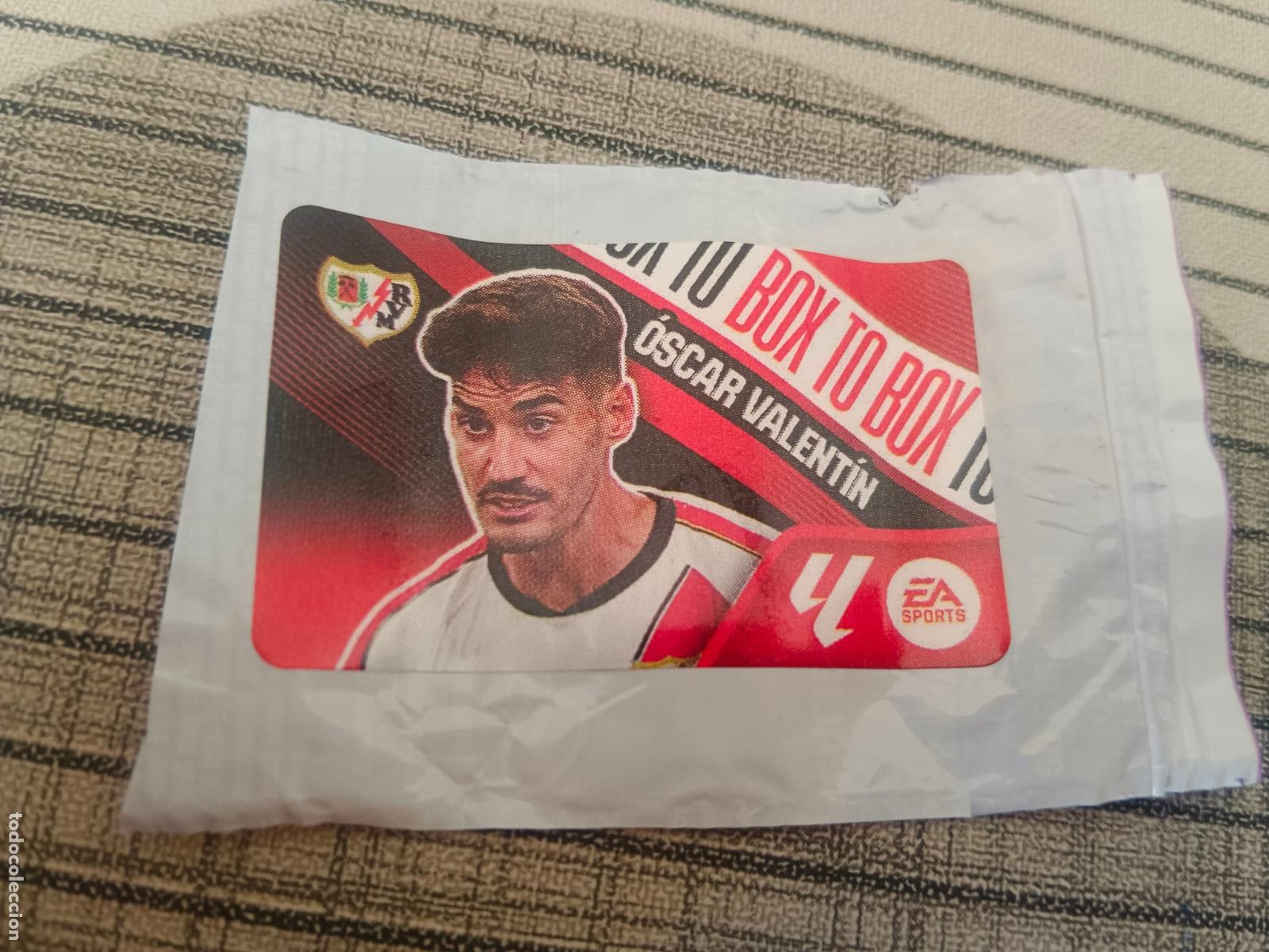 Cromos de f&uacute;tbol: TEMPORADA 2026 2027 26 27 CHICLE BOX TO BOX OSCAR VALENTIN RAYO VALLECANO ESTE