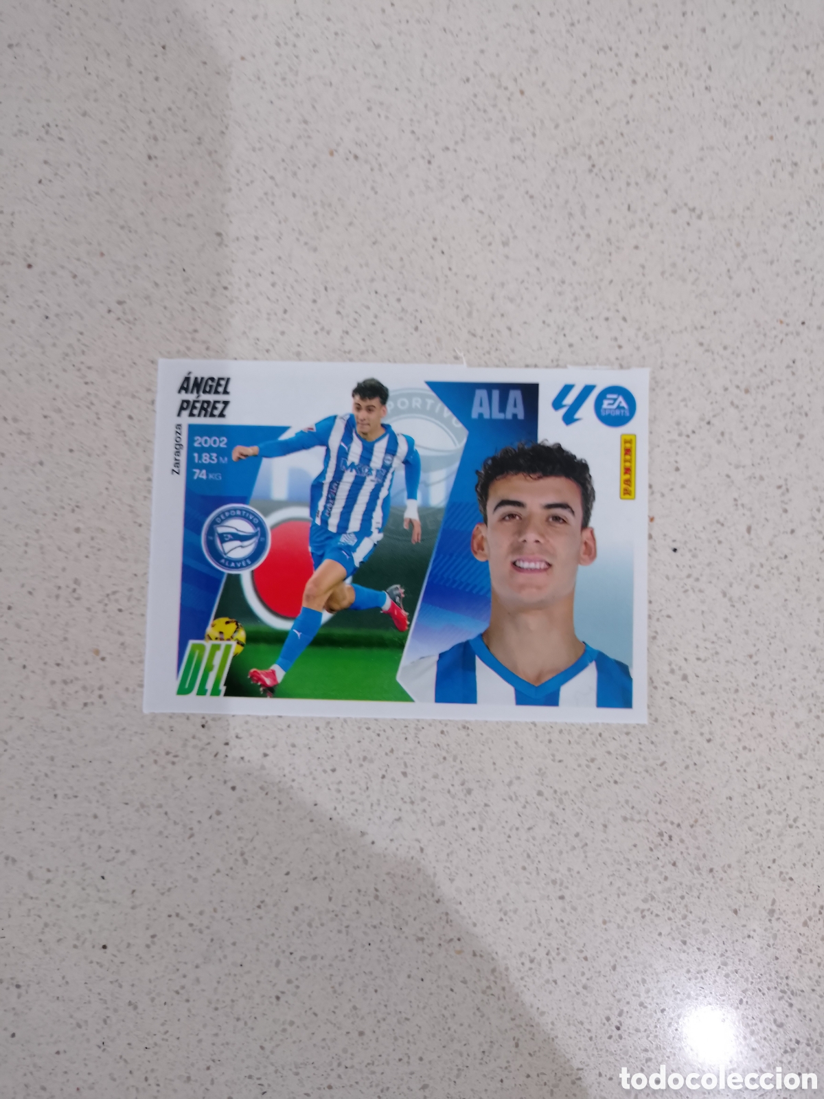 Figurine di Calcio: CROMO N&Uacute;MERO 1 &Aacute;NGEL P&Eacute;REZ ALAV&Eacute;S. MERCADO INVIERNO LIGA ESTE 25/26.