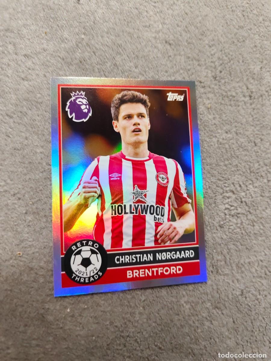Cromos de f&uacute;tbol: 385 PREMIER LEAGUE 2025 26 CHRISTIAN N&Oslash;RGAARD BRENTFORD RETRO THREADS TOPPS 25 2026 AAL