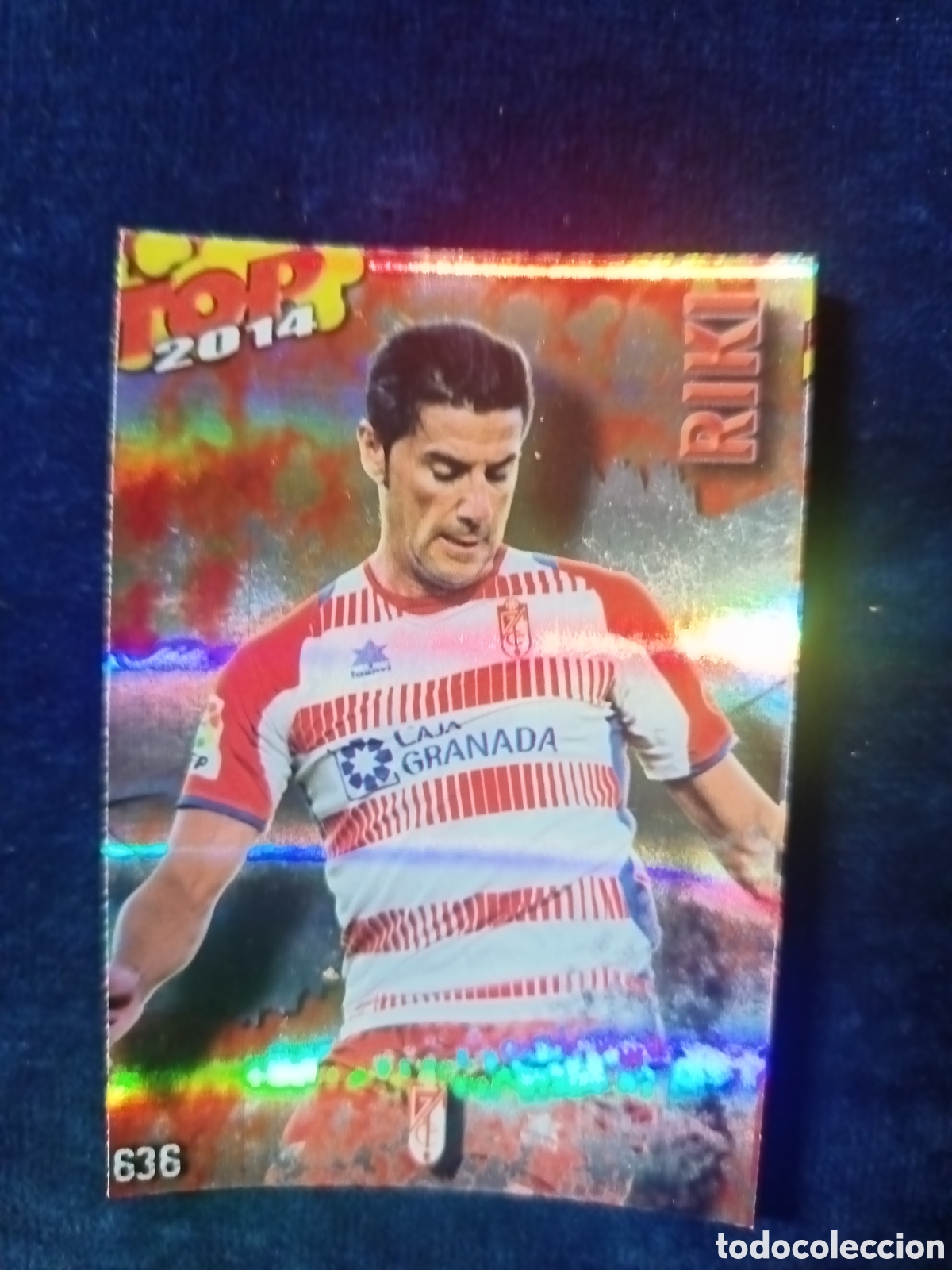 Fu&szlig;ball-Sticker: 636 Riki TOP BRILLO ROJO RAYAS - MUNDICROMO 2013 2014 13-14