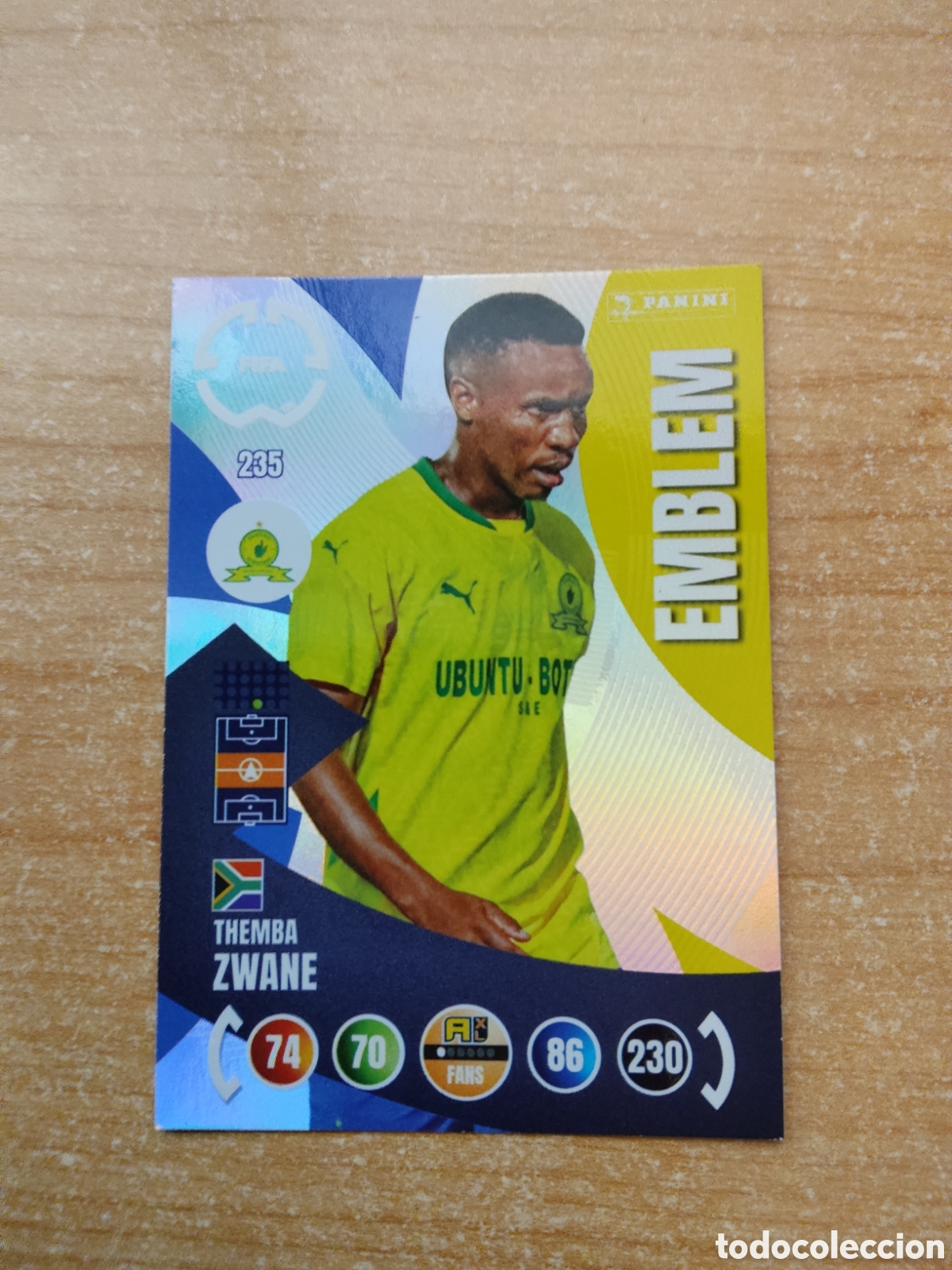 Cartes &agrave; collectionner de Football: 235 THEMBA ZWANE MAMELODI SUNDOWNS EMBLEM MUNDIAL DE CLUBES ADRENALYN 2025