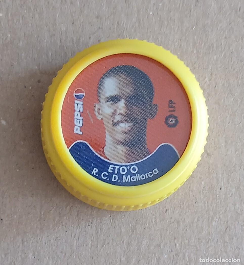 Fu&szlig;ball-Sticker: TAP&Oacute;N ETO'O REAL MALLORCA PEPSI COLA LFP 2001-2002. Buen estado.