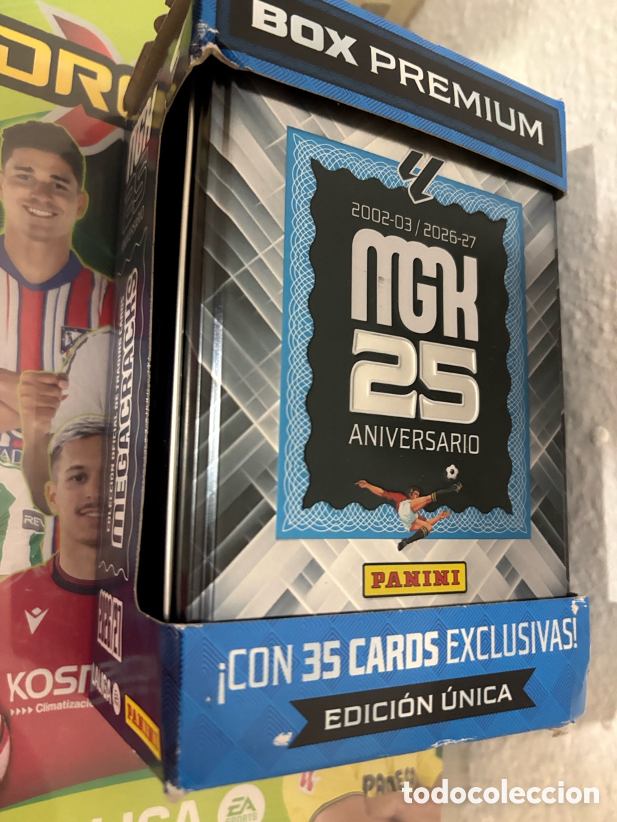 Cromos de f&uacute;tbol: Caja met&aacute;lica megacracks 25 aniversario 2026-2027