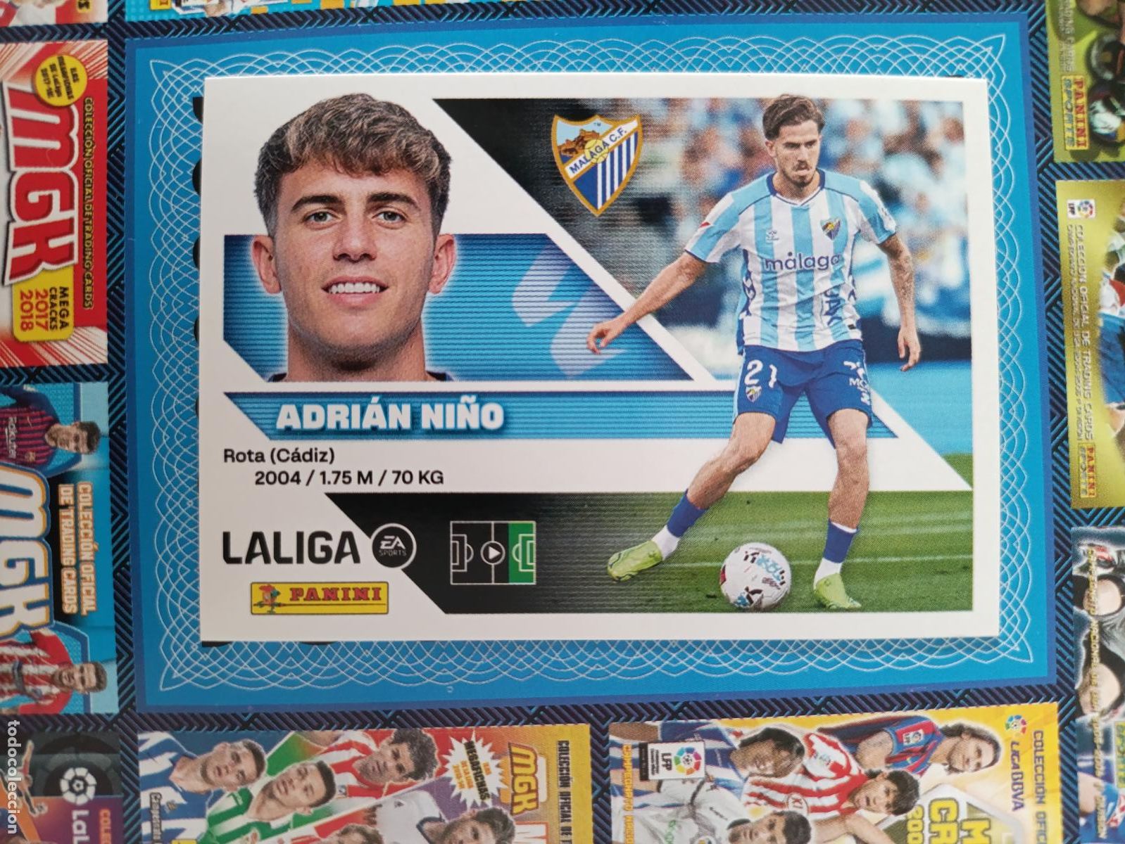 Cromos de f&uacute;tbol: LIGA ESTE 2026 2027 M&Aacute;LAGA CF N&ordm; 18 ADRI&Aacute;N NI&Ntilde;O