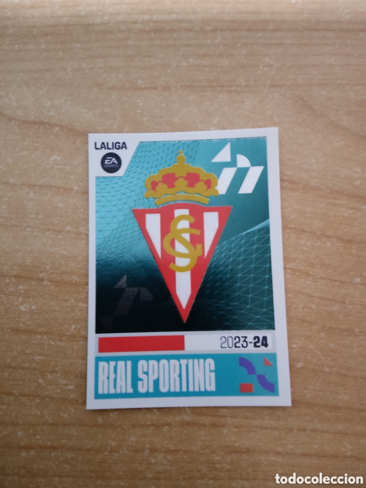 Cromos de f&uacute;tbol: 18 ESCUDO REAL SPORTING LIGA ESTE 2023 2024