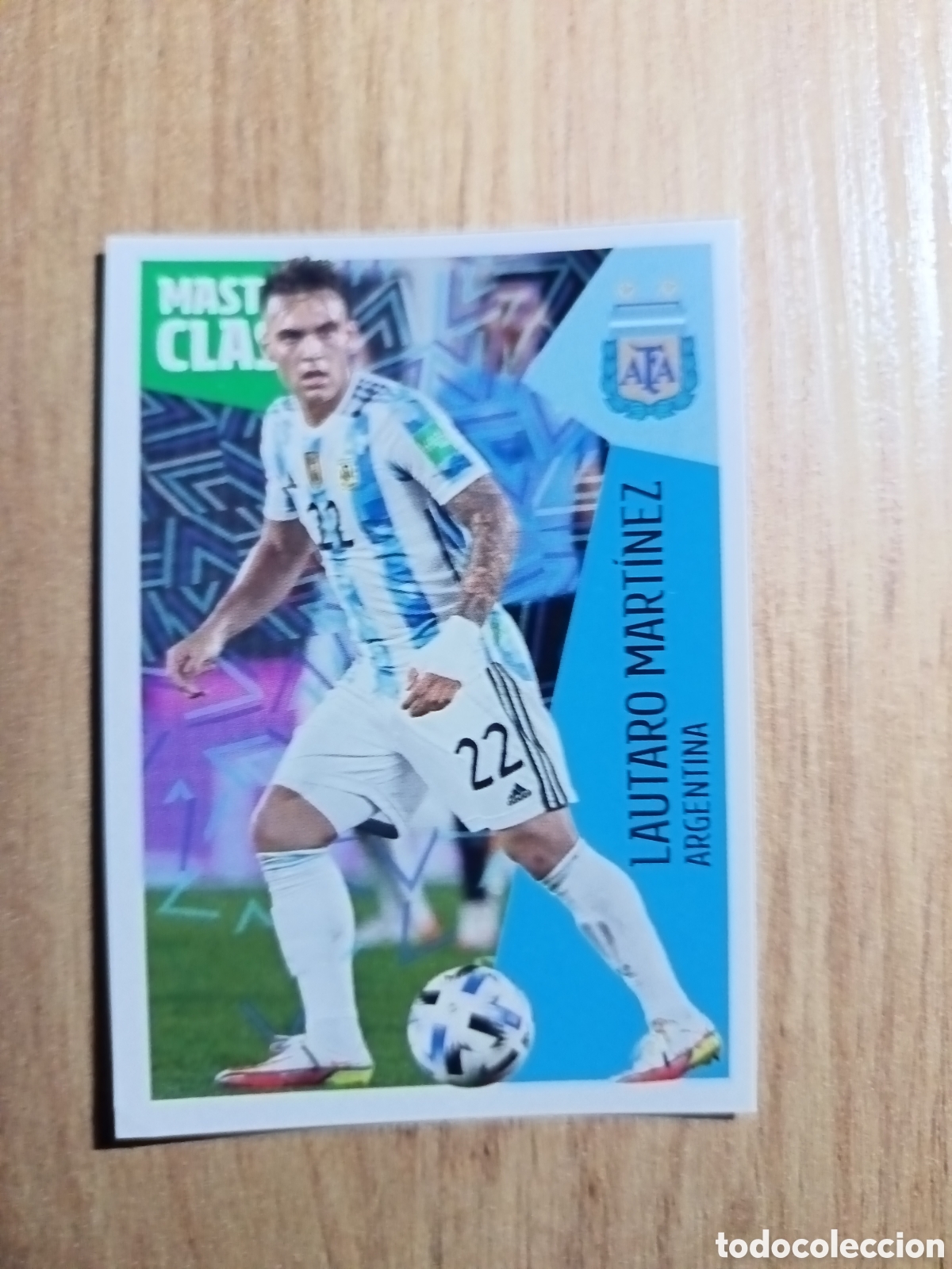 Cartes &agrave; collectionner de Football: 58 Lautaro Mart&iacute;nez LOS IDOLOS DE LA ROJA ESPA&Ntilde;A CRACKS MUNDIALES 2022 PANINI