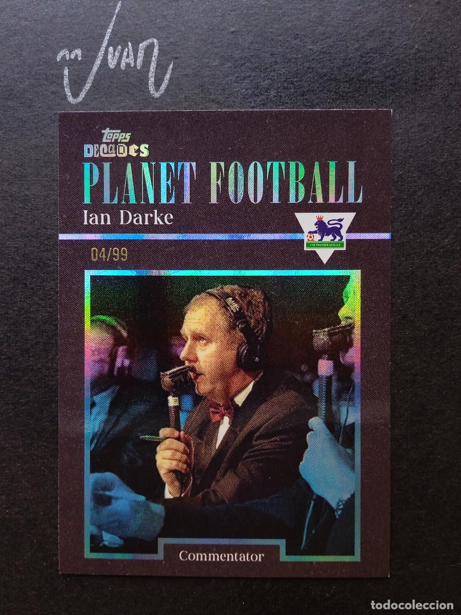 Cromos de f&uacute;tbol: NUMERADA A #/99 PLANET FOOTBALL IAN DARKE SKY SPORTS ⚽ TOPPS &reg; DECADES 1990's PREMIER 2025 25