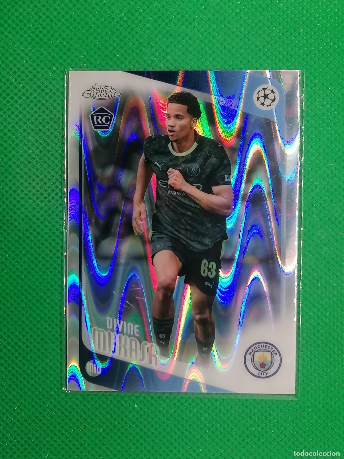 Cromos de f&uacute;tbol: 49 DIVINE MUKASA MANCHESTER CITY ROOKIE RAYWAVE ⚽ TOPPS CHROME UCC 25 26 2025 2026 ⚽