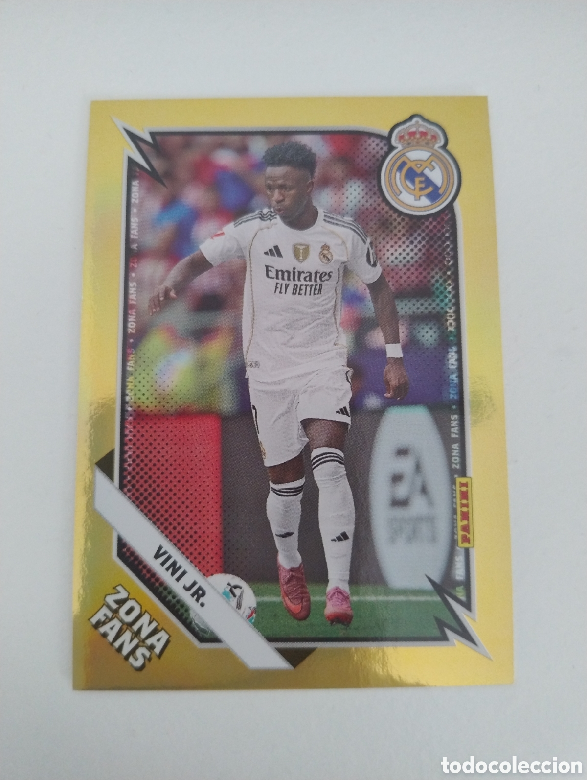 Fu&szlig;ball-Sticker: KO 44 - Vini Jr - Real Madrid - Topps Team Set 2025 - 2026 Zona Fans Kromix