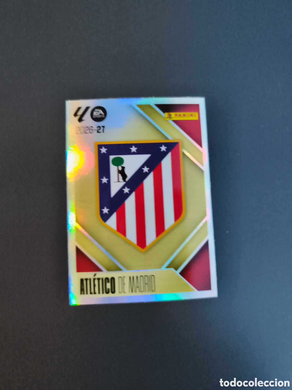 Cromos de f&uacute;tbol: CROMO N&Uacute;MERO 1 ESCUDO ATL&Eacute;TICO DE MADRID. LIGA ESTE 26/27. PANINI.