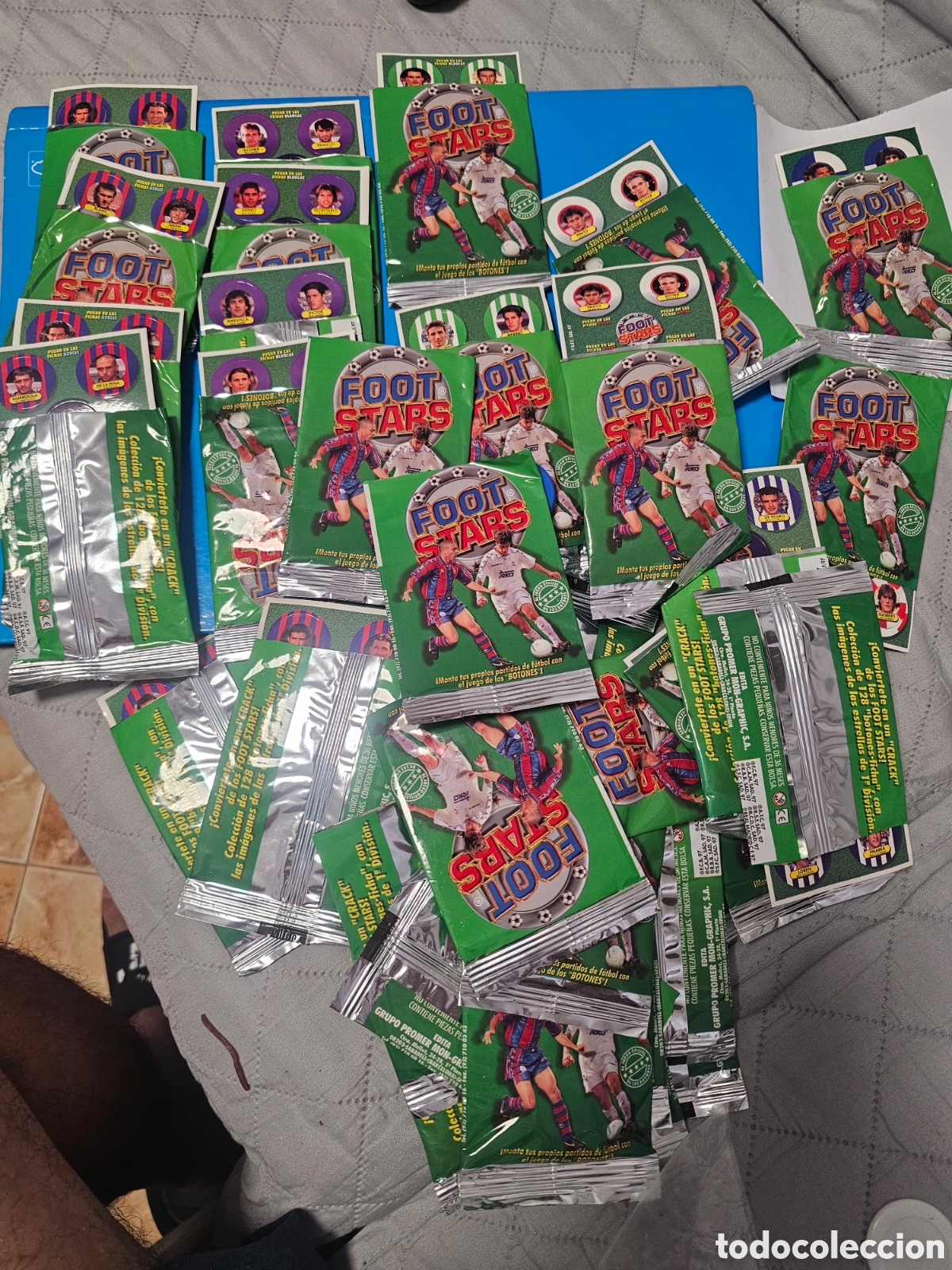 Cromos de f&uacute;tbol: 40 Tarjetas foot stars 96/97 + chapas