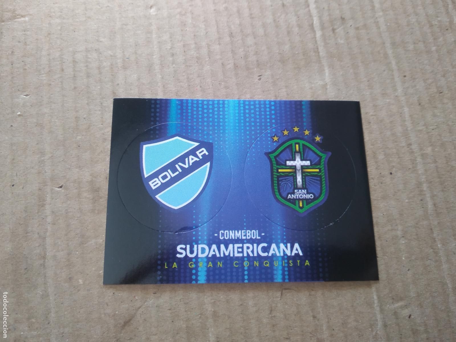 Cromos de f&uacute;tbol: T20- A T20-B ESCUDO BOLIVAR SAN ANTONIO CROMO FUTBOL CONMEBOL SUDAMERICANA LA GRAN CONQUISTA
