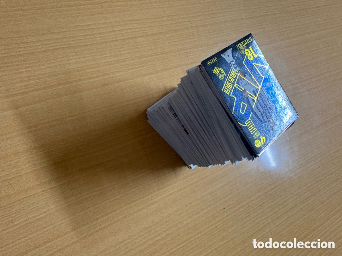 Figurine di Calcio: Lote de muchas cartas b&aacute;sicas y especiales Panini Megacrak 2026/2027 .