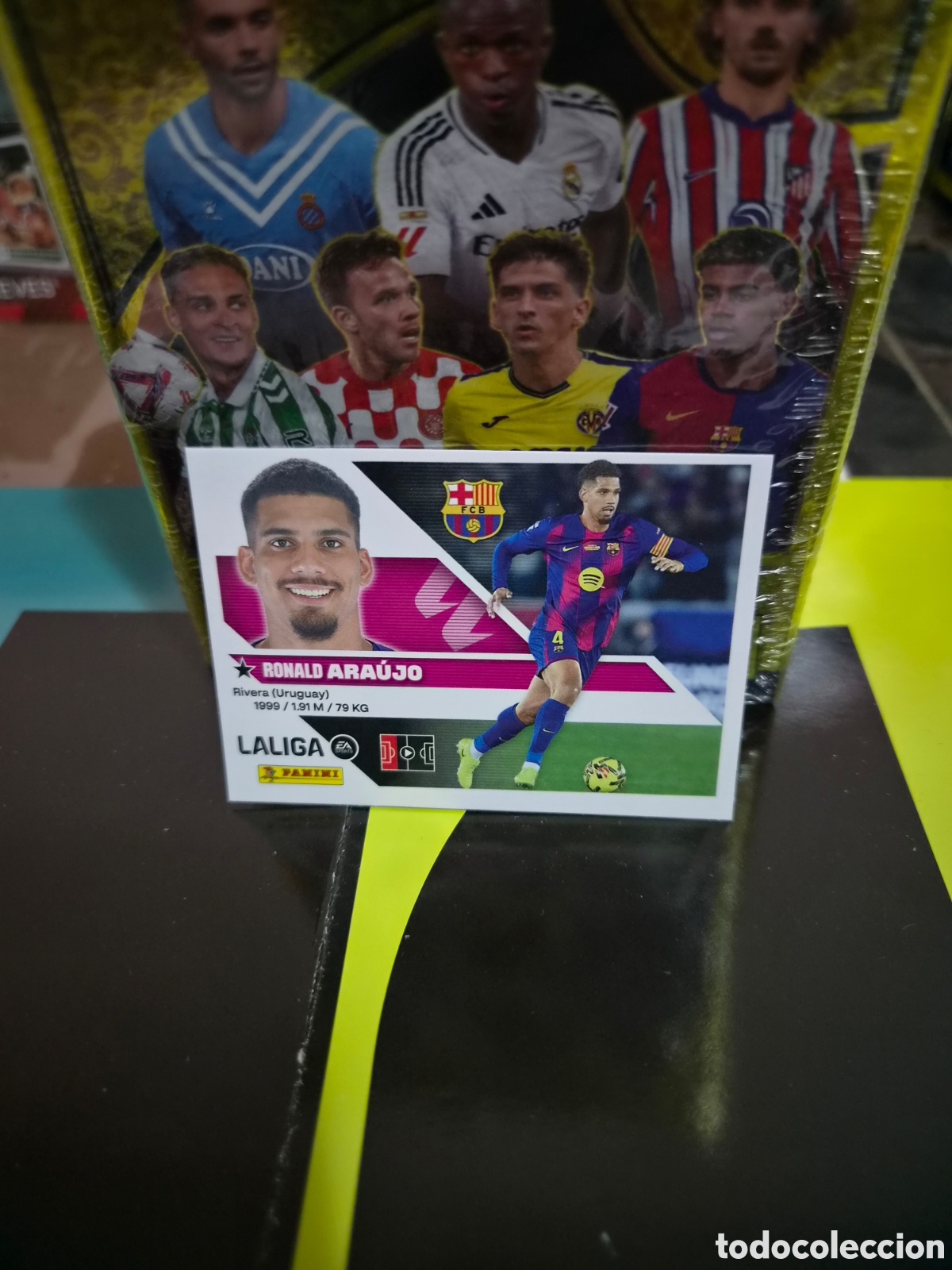 Football Stickers: N&deg;6A FC Barcelona Araujo Liga Este 26/27