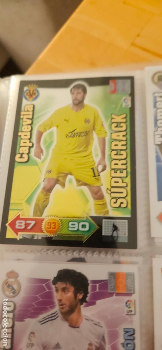 Figurine di Calcio: Capdevila - Villarreal - S&uacute;percracks - Adrenalyn 2010 2011 - 10 11 - Trading Card