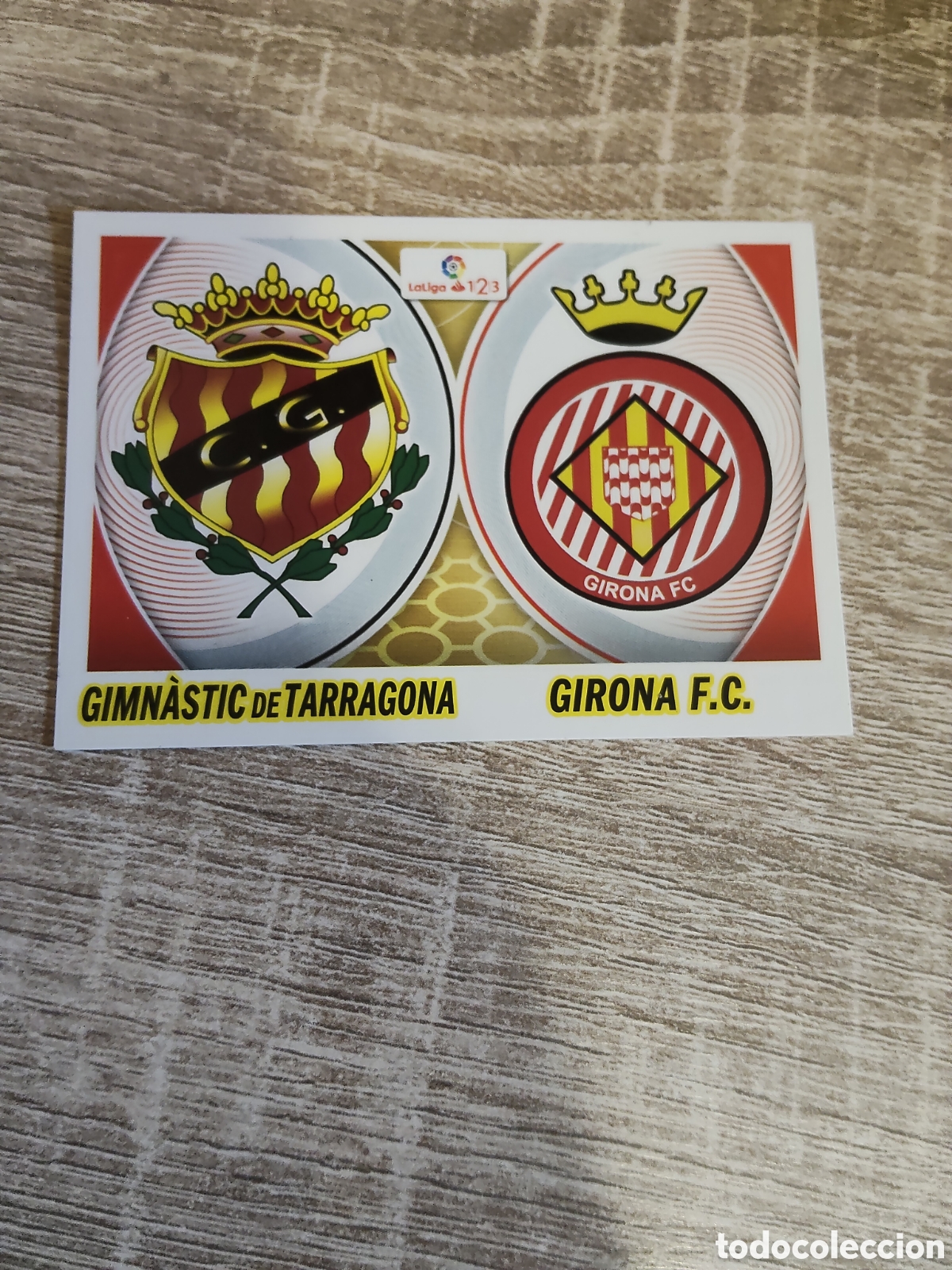 Figurine di Calcio: Escudos Gimnastic y Girona logo Santander liga 2026 2017 16 17 ediciones este
