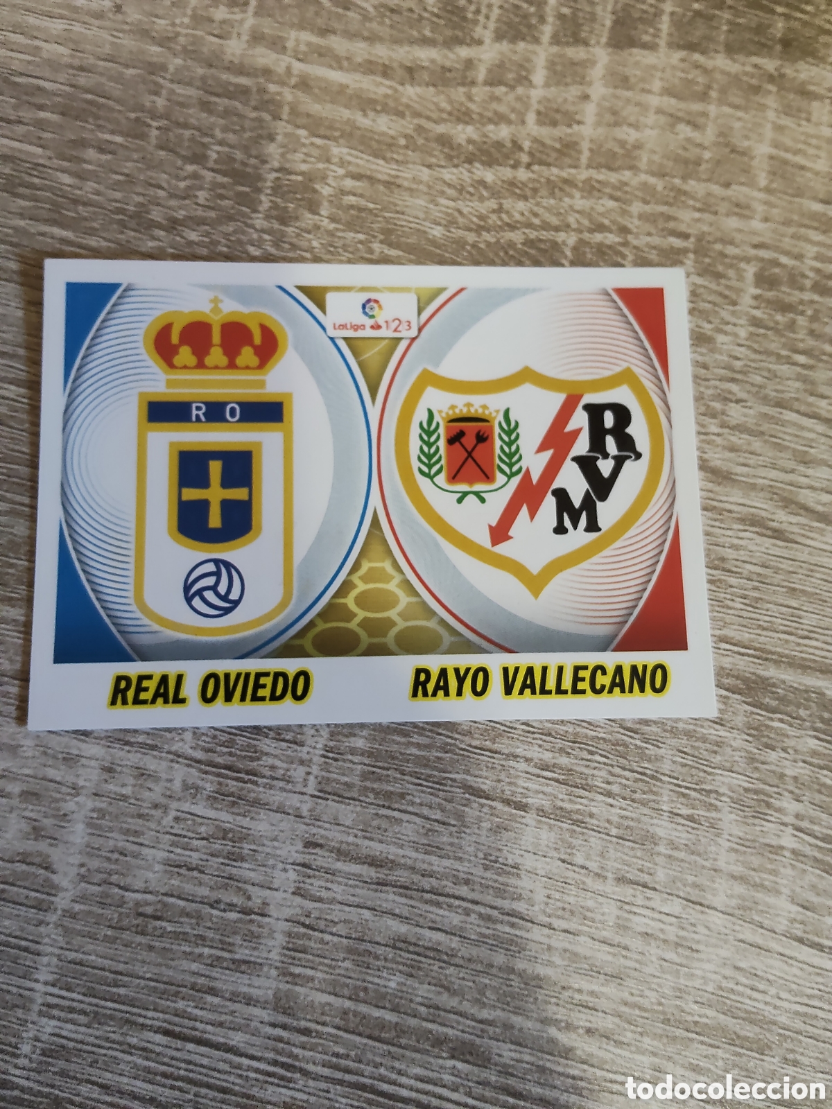 Figurine di Calcio: Escudos Real Oviedo y Rayo Vallecano logo Santander liga 2016 2017 16 17 ediciones este