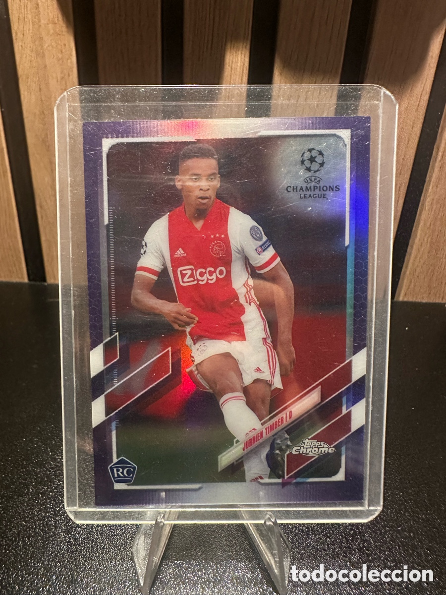 Fu&szlig;ball-Sticker: Jurrien Timber Topps Chrome UEFA Champions League RC Purple Refractor /250 227/250