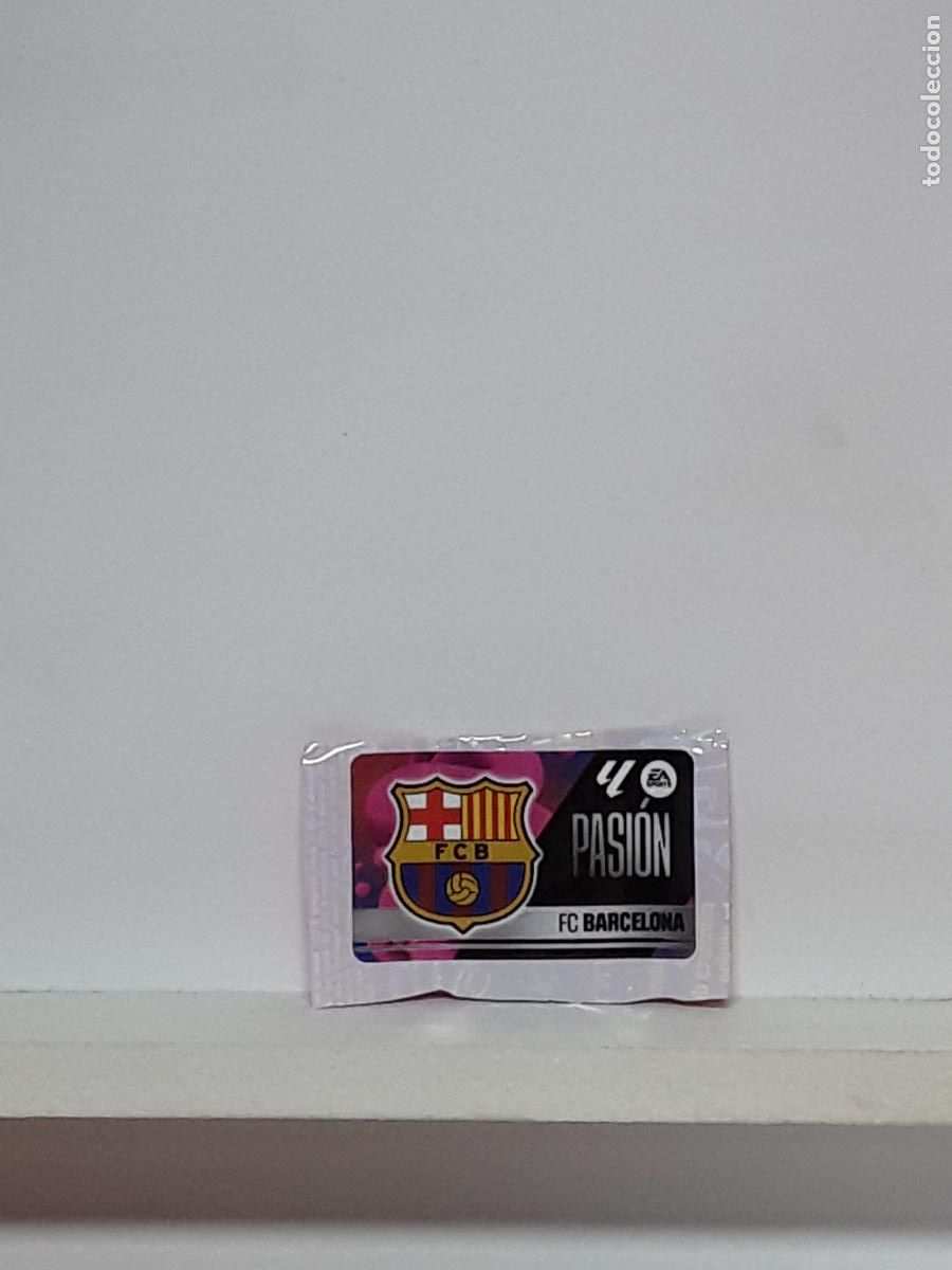 Cromos de f&uacute;tbol: LALIGA ESTE 2025 2026 EA SPORTS 25 26 ALBUM PANINI LIGA N BARCELONA CHICLES PASION ESCUDO