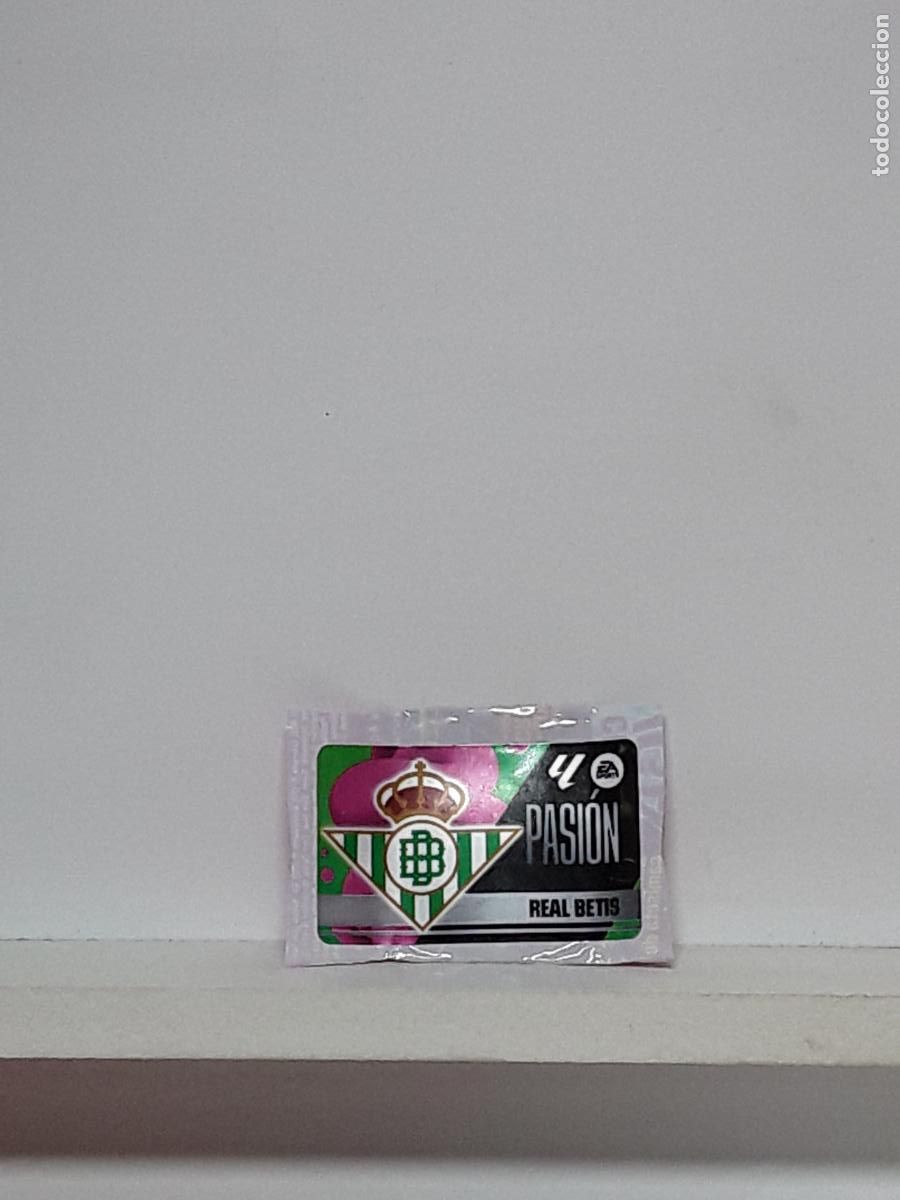 Cromos de f&uacute;tbol: LALIGA ESTE 2025 2026 EA SPORTS 25 26 ALBUM PANINI LIGA N BETIS CHICLES PASION ESCUDO
