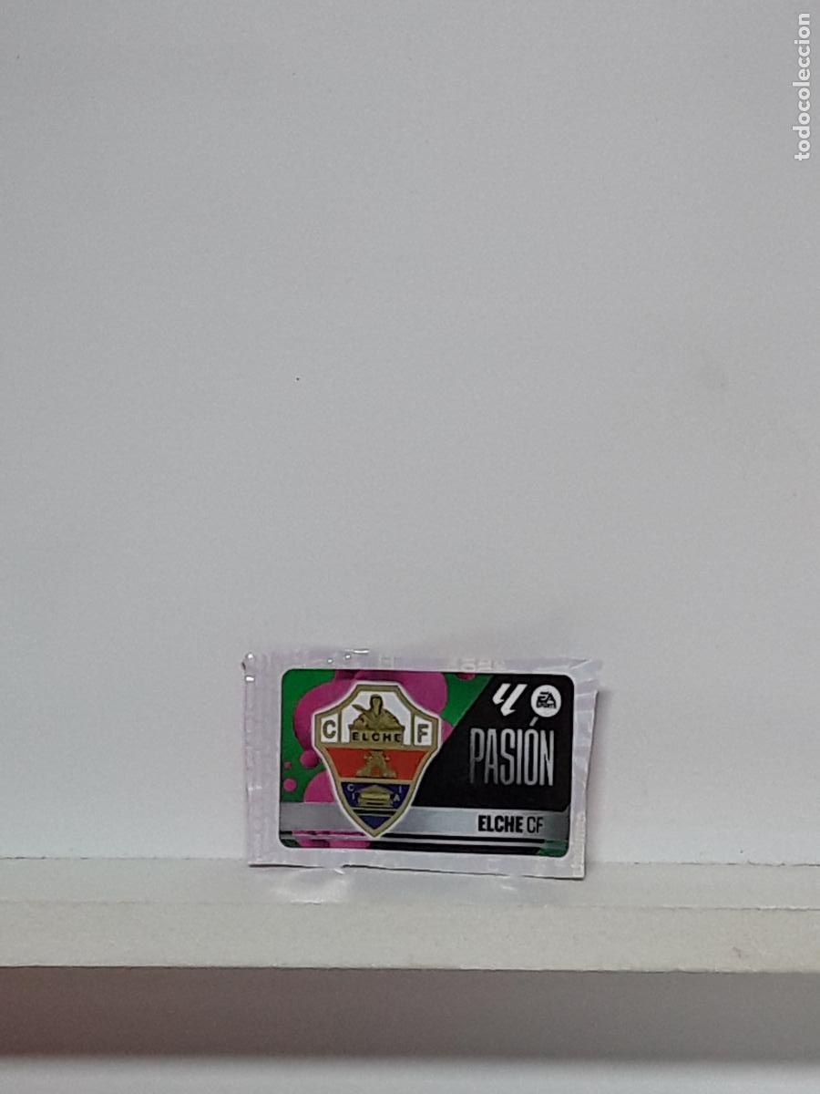 Cromos de f&uacute;tbol: LALIGA ESTE 2025 2026 EA SPORTS 25 26 ALBUM PANINI LIGA N ELCHE CHICLES PASION ESCUDO