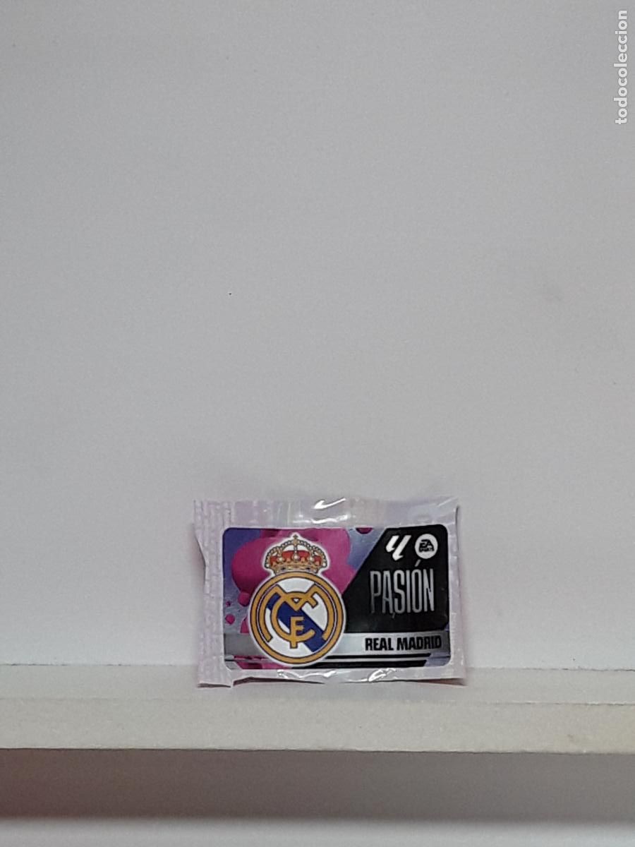 Cromos de f&uacute;tbol: LALIGA ESTE 2025 2026 EA SPORTS 25 26 ALBUM PANINI LIGA N REAL MADRID CHICLES PASION ESCUDO