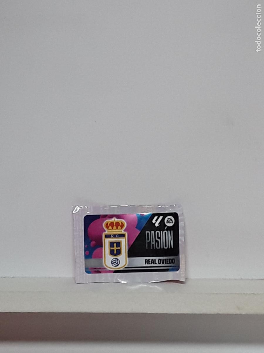 Cromos de f&uacute;tbol: LALIGA ESTE 2025 2026 EA SPORTS 25 26 ALBUM PANINI LIGA N OVIEDO CHICLES PASION ESCUDO