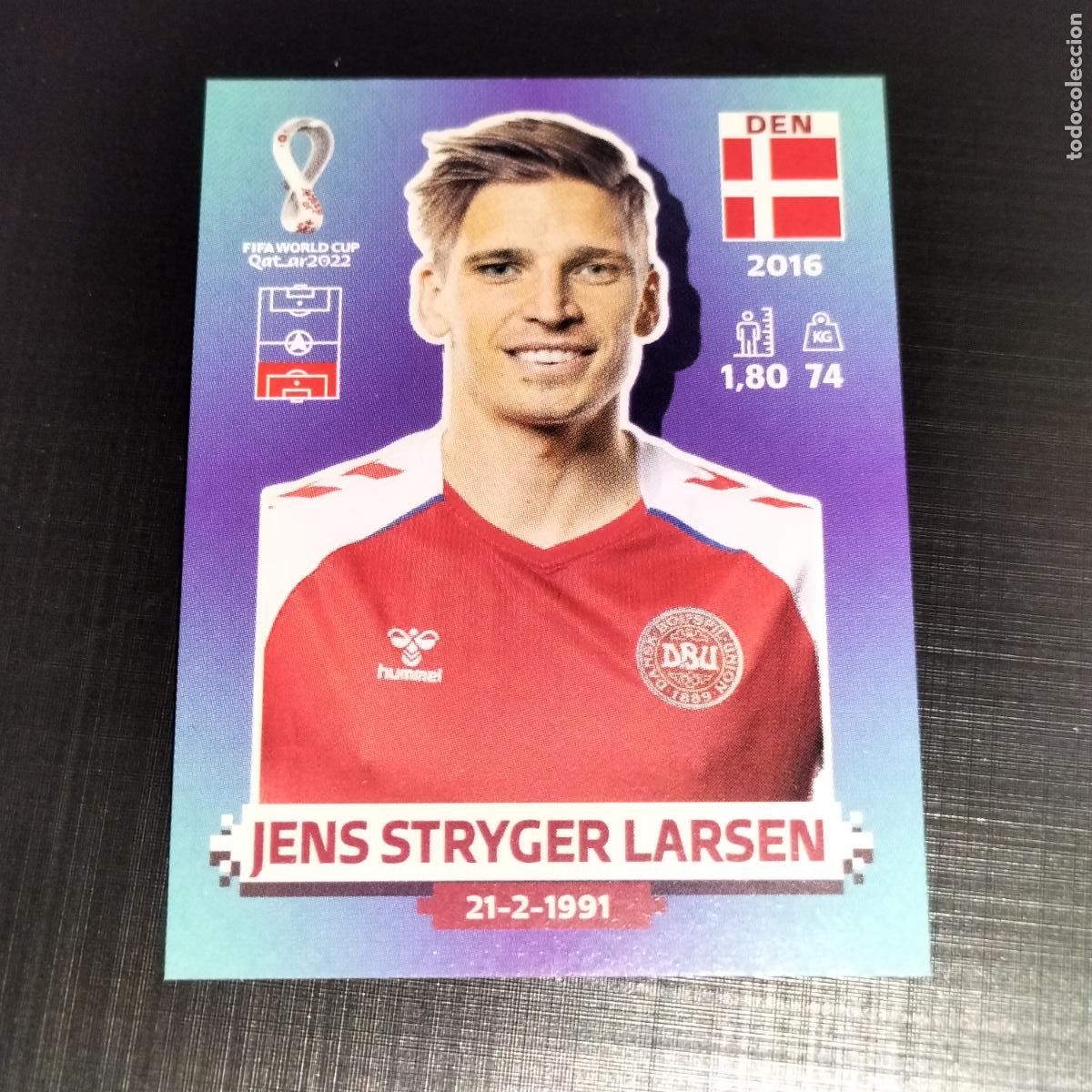Cromos de Futebol: DEN 8 JENS STRYGER LARSEN DINAMARCA CROMOS STICKER MUNDIAL QTAR 22 2022 FIFA WORLD CUP PANINI