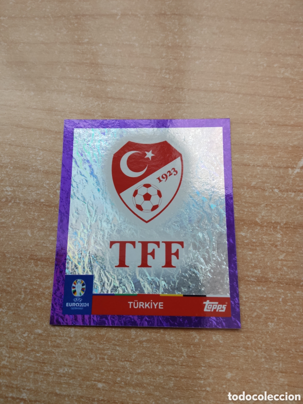 Cartes &agrave; collectionner de Football: 1 ESCUDO TURQUIA LILA EURO 2024 TOPPS