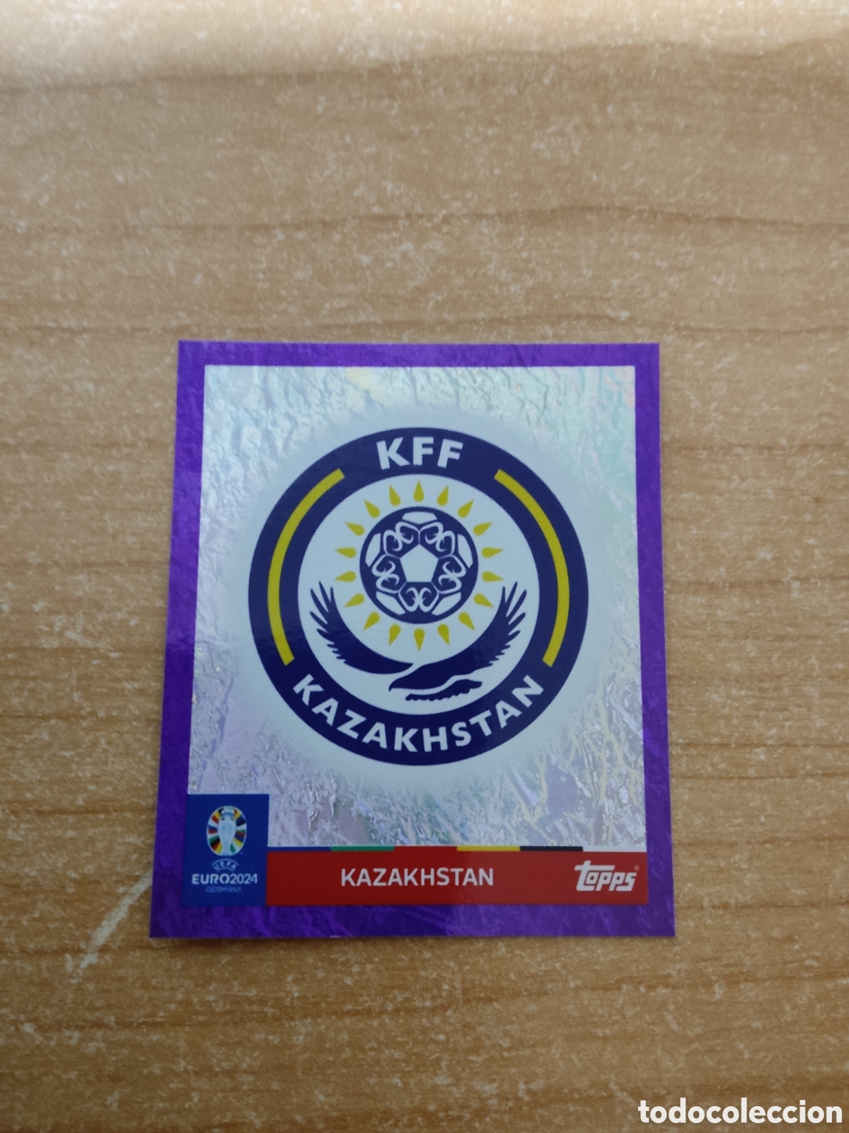 Cromos de f&uacute;tbol: 1 ESCUDO KAZAJISTAN LILA EURO 2024 TOPPS