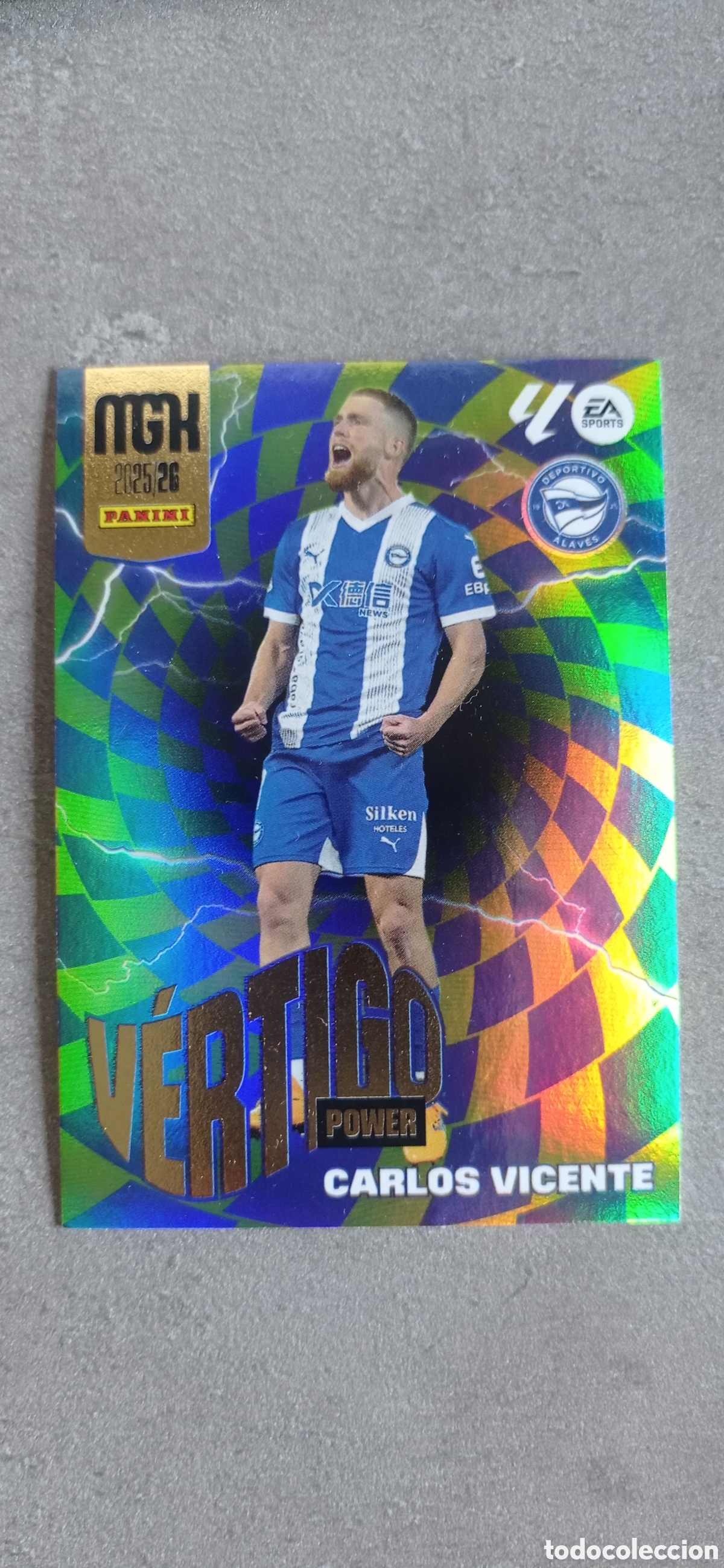 Cromos de f&uacute;tbol: P 382 CARLOS VICENTE DEPORTIVO ALAV&Eacute;S MGK 2025/26 MEGACRACKS 2025 2026