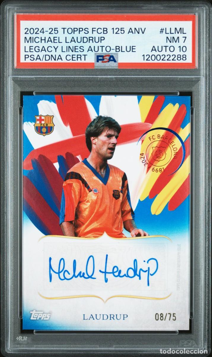Cromos de f&uacute;tbol: Laudrup 08/75 Topps FC Barcelona 125 Aniversario Legacy Blue 24 25 AUTO 10 Psa 7