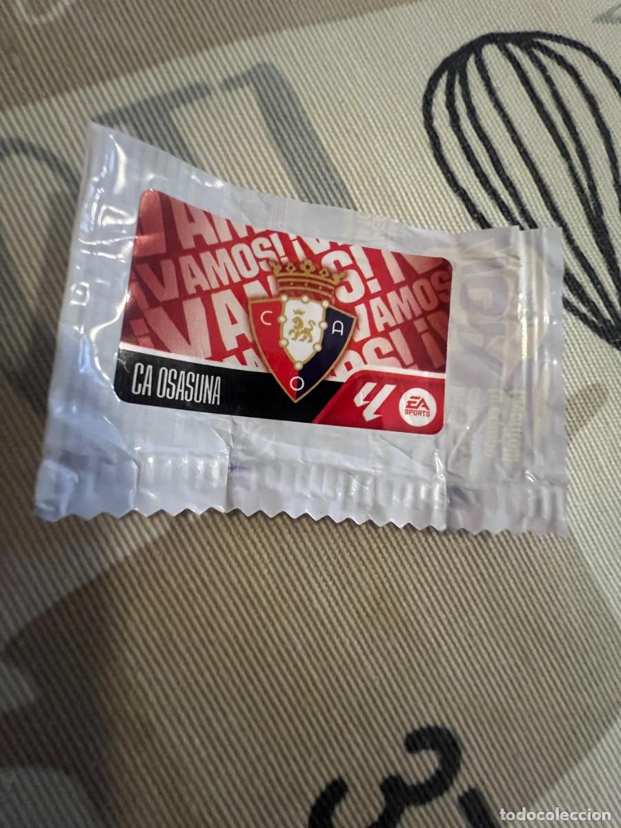 Cartes &agrave; collectionner de Football: ESCUDO OSASUNA CHICLE LIGA ESTE 2026-2027/26-27 PANINI