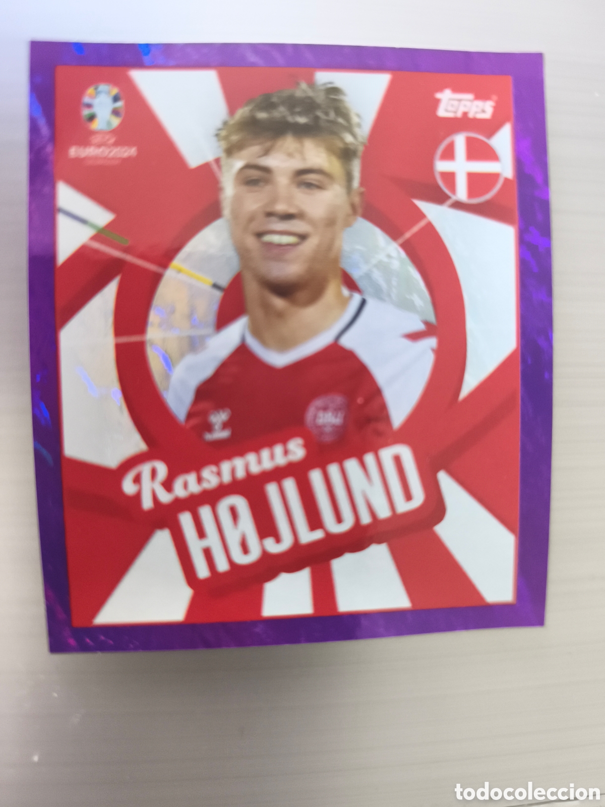 Cromos de f&uacute;tbol: Cromo colecci&oacute;n Topps Euro Stickers Germany 2024. DEN PTW RASMUS HOJLUND EDUCACI&Oacute;N PURPLE O MORADO