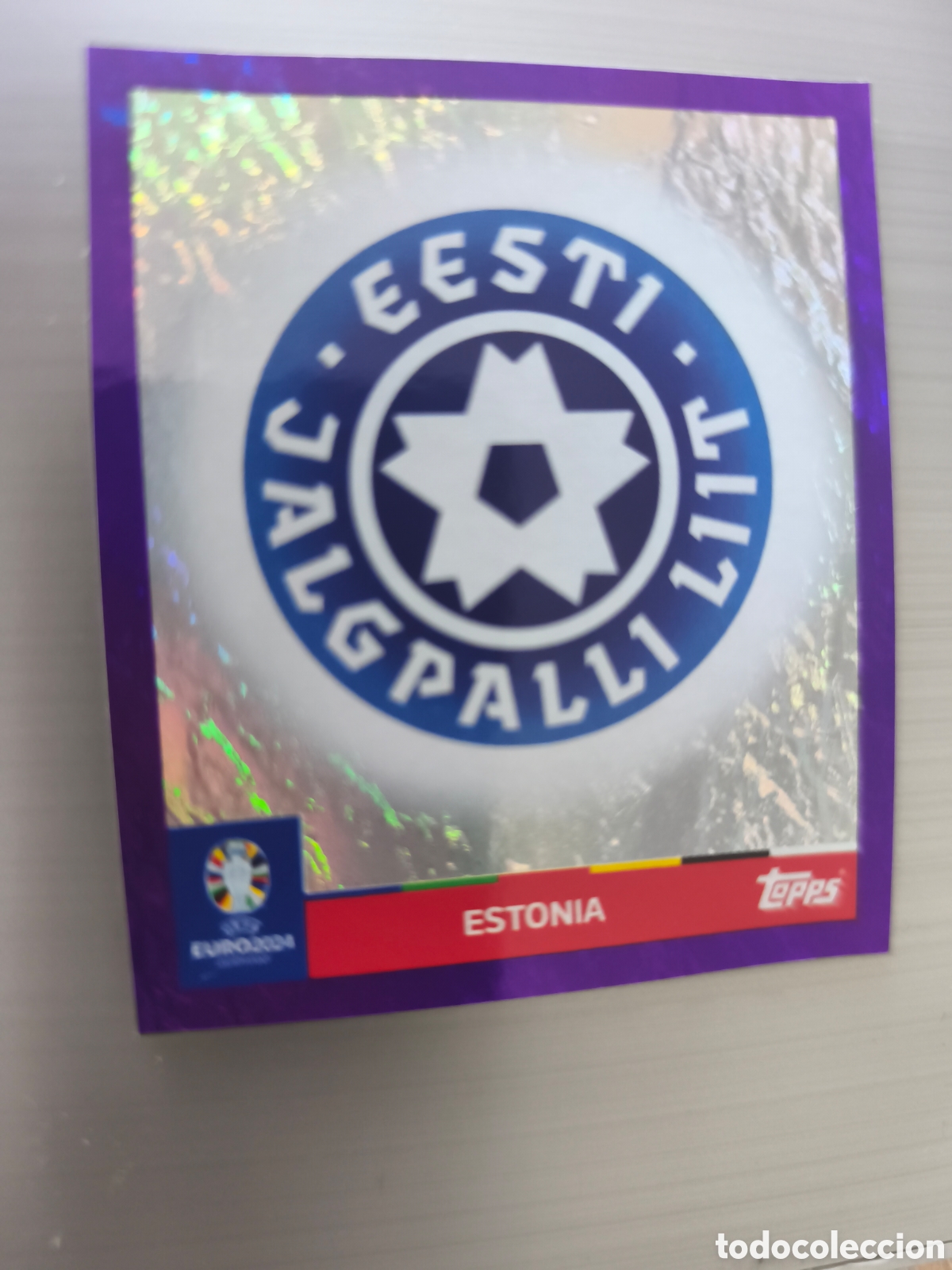 Cromos de f&uacute;tbol: Cromo colecci&oacute;n Topps Euro Stickers Germany 2024. EST 1 EDICI&Oacute;N PURPLE O MORADO ESCUDO ESTONIA