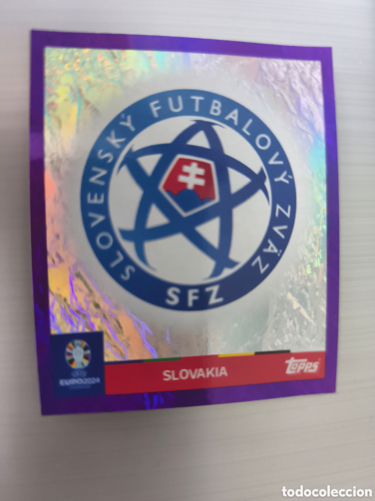 Fu&szlig;ball-Sticker: Cromo colecci&oacute;n Topps Euro Stickers Germany 2024, SVK 1 ESCUDO ESLOVAQUIA EDICI&Oacute;N PURPLE O MORADO