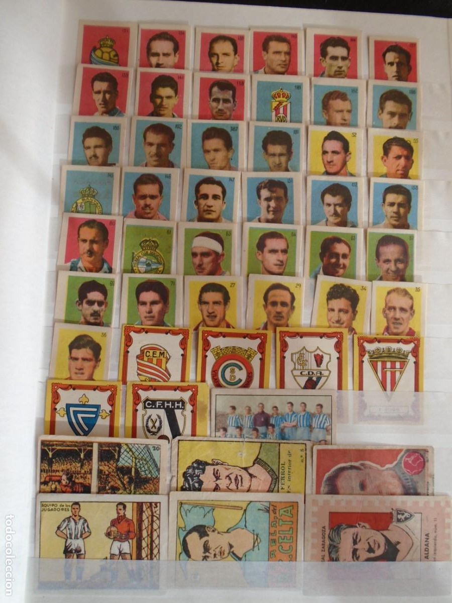 Cromos de f&uacute;tbol: (F-260906)ARCHIVADOR CON 500 CROMOS DE FUTBOL SIN PEGAR A&Ntilde;OS 30,40,70,80 ETC.MAS SOBRES XIBECA